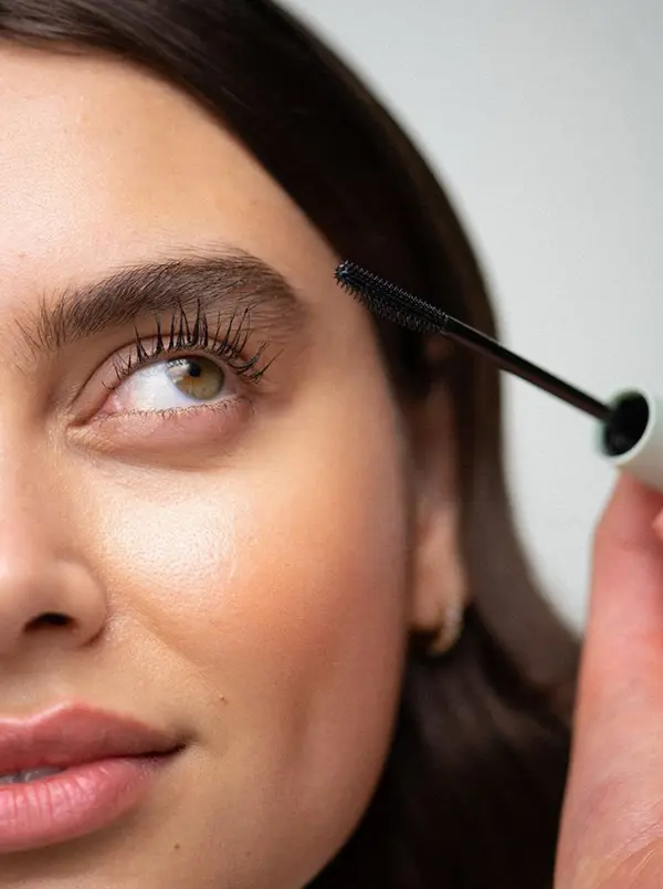 How to Grow Longer and Thicker Eyelashes Naturally at Home